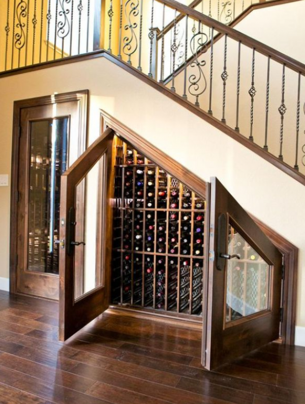 Lemari bawah tangga dengan pintu kaca untuk tampilan yang elegan